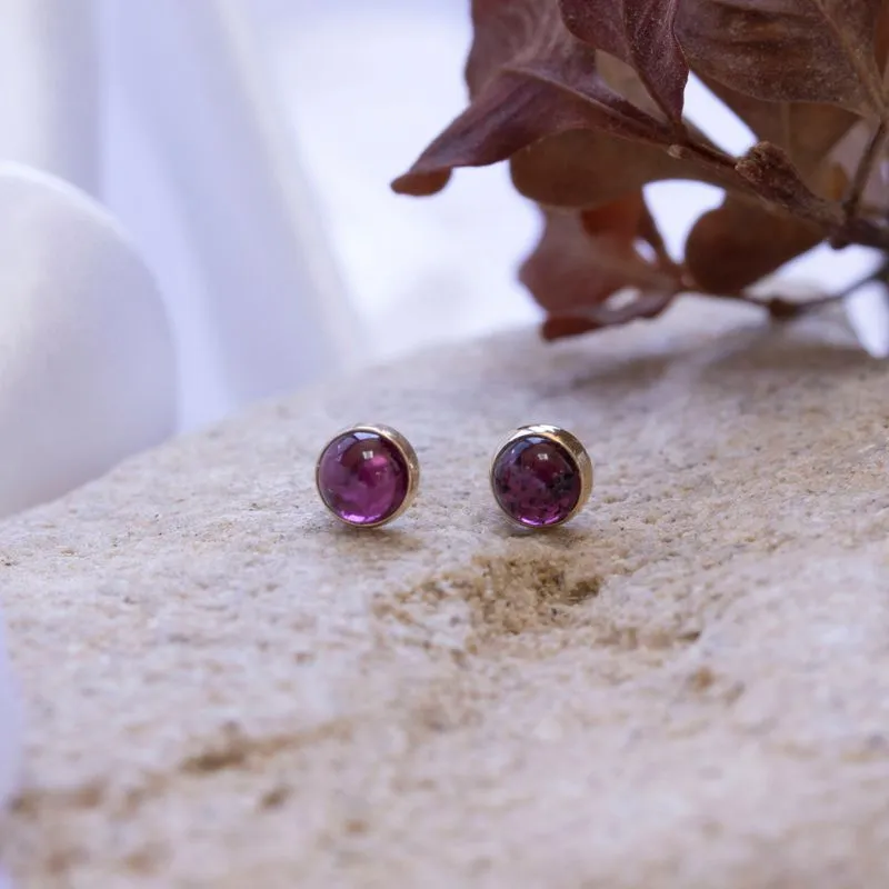 14K Yellow Gold Round Red Garnet 4mm Stud Earrings