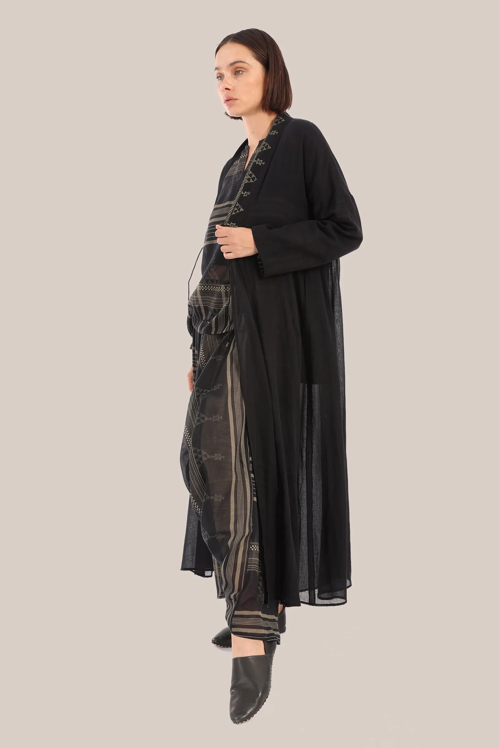 Embroidered long coat with pockets and front tie