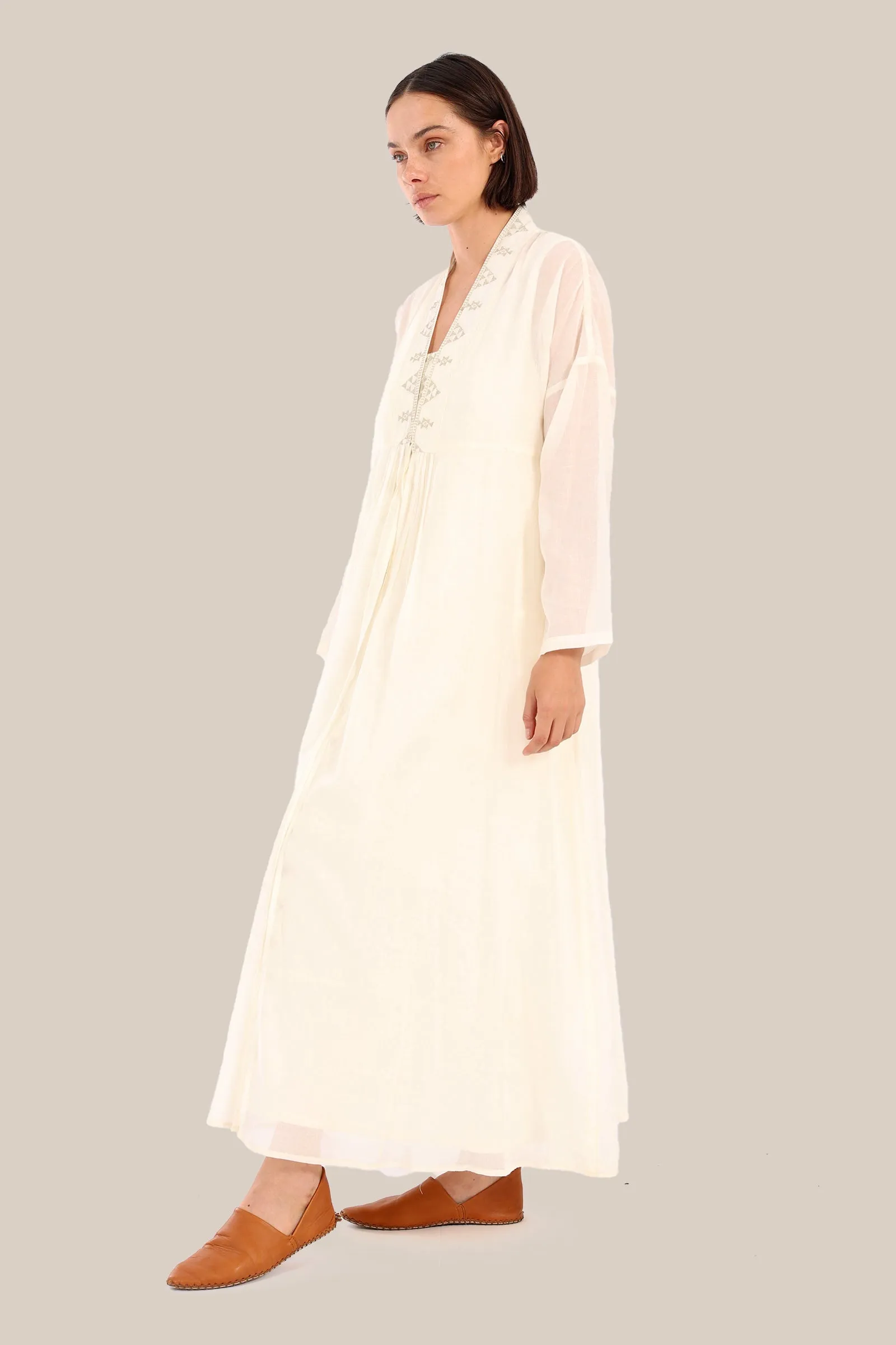 Embroidered long coat with pockets and front tie