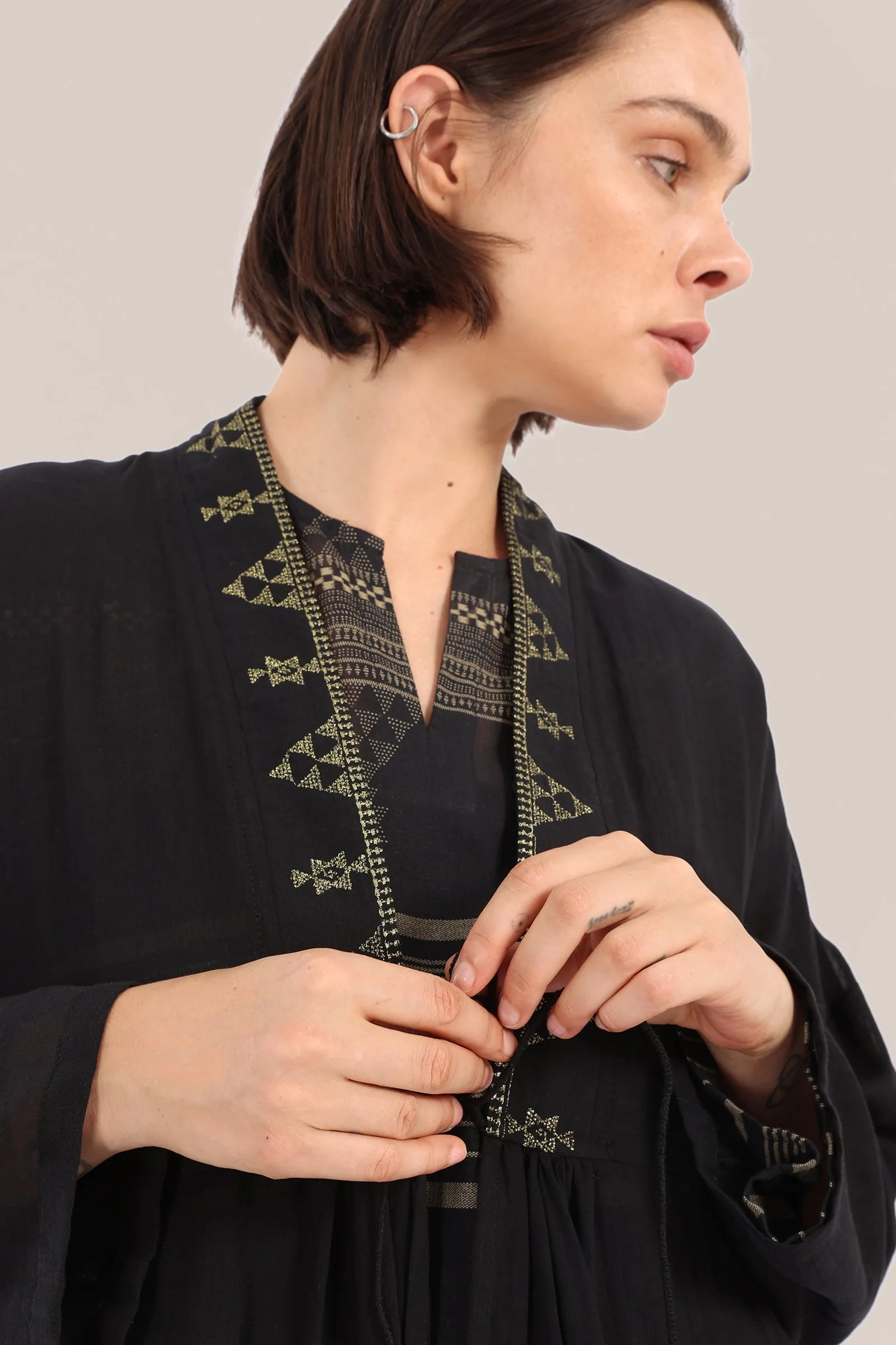 Embroidered long coat with pockets and front tie